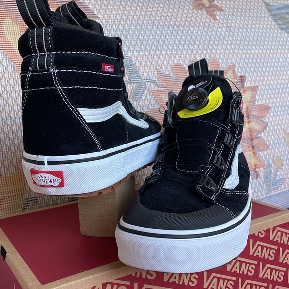 Vans WMNS Sk8-Hi Boa Mte
Black/White
VN0007NMBA2
Boots - Sneakers - Picture 2 of 16
